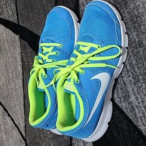 NIKE FLEX EXPERIENCE RN ATHLETIC RUNNING SHOES